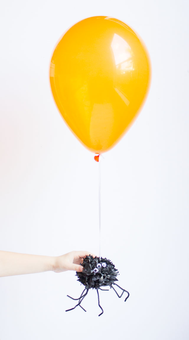 Halloween pom-pom spider balloons