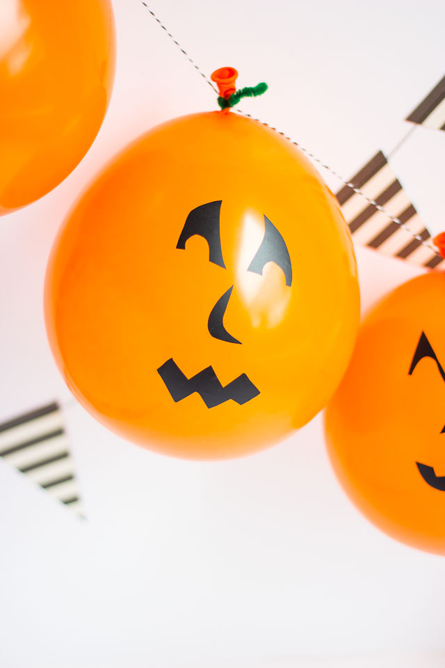 Halloween jack-o-lantern balloon garland