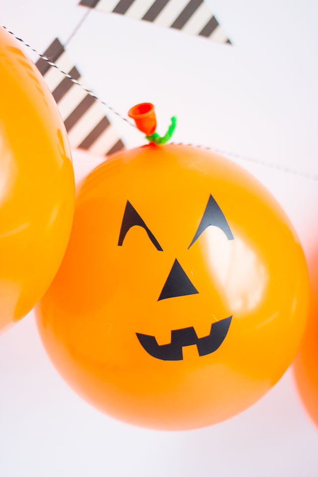 Halloween jack-o-lantern balloon garland