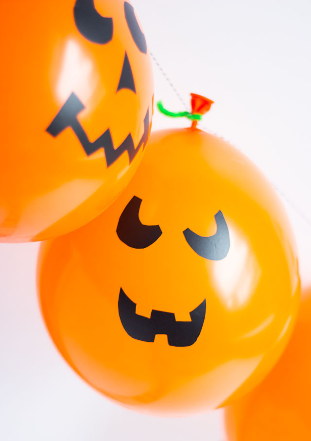 Halloween jack-o-lantern balloon garland