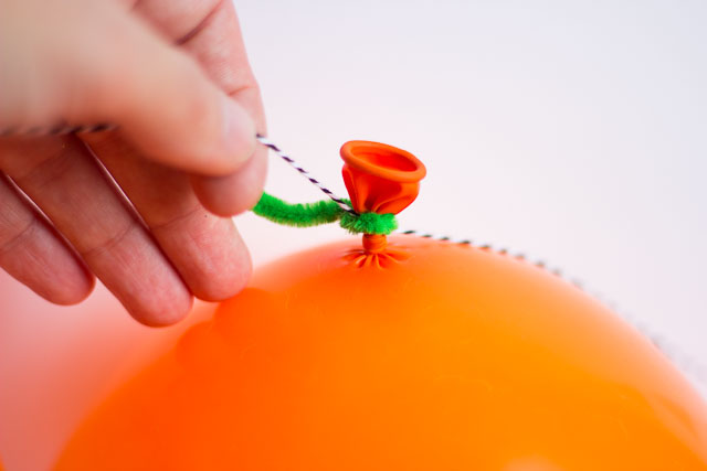 Halloween jack-o-lantern balloon garland