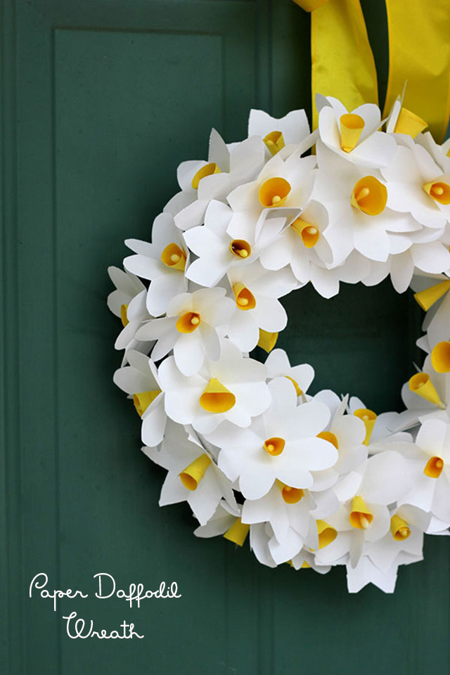 DIY paper daffodil wreath - so gorgeous and easy to make!