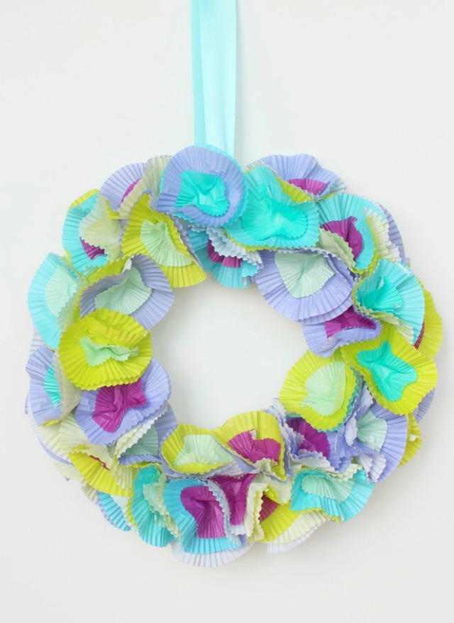 DIY Spring Cupcake Liner wreath - choose cupcake wrappers in pretty pastels for this simple wreath!