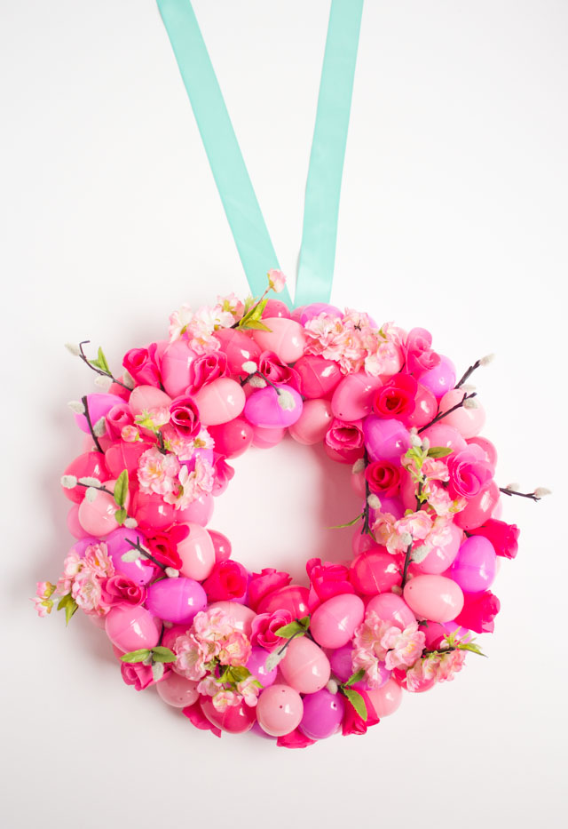 DIY floral ombre Easter egg wreath - plastic eggs and artificial flowers have never looked so good!