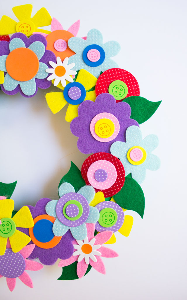 Love this colorful DIY spring flower wreath - so pretty!