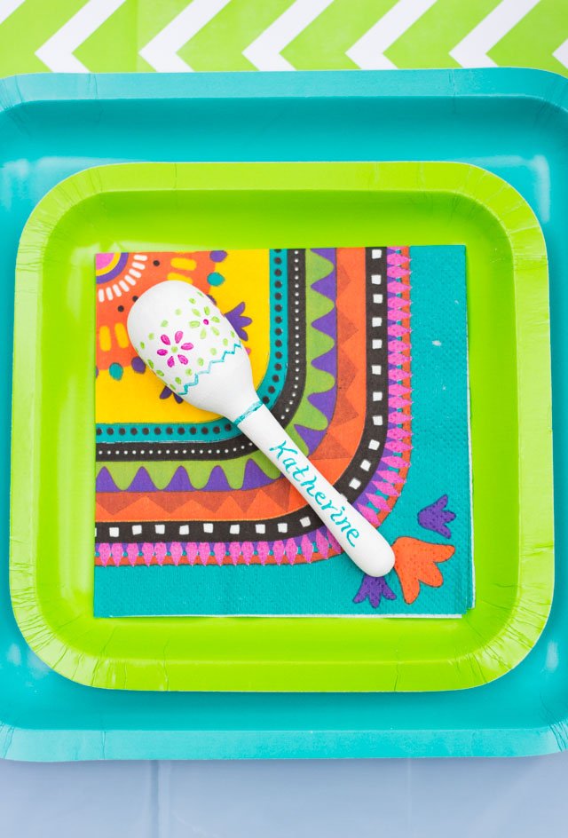 Mini maraca place cards - such a fun idea for a Cinco de Mayo party!