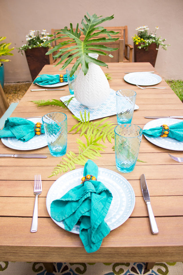 Such a pretty outdoor patio table