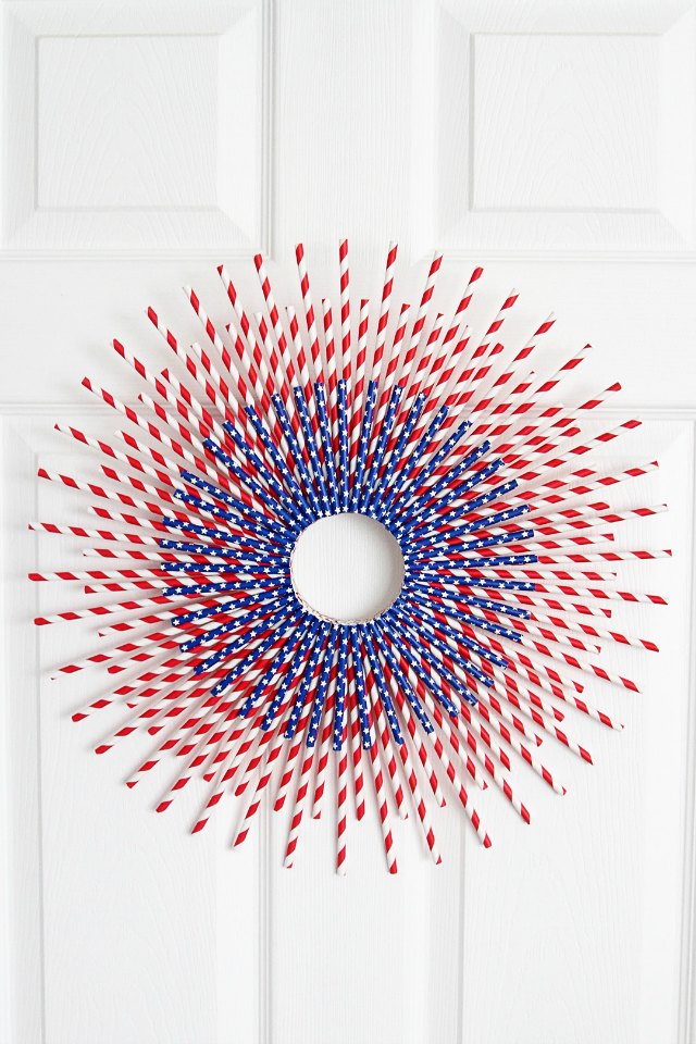 Patriotic paper straw wreath - so simple and so stunning for the 4th of July!