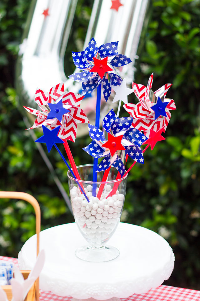 Make a simple pinwheel centerpiece in minutes for your 4th of July party - so simple!