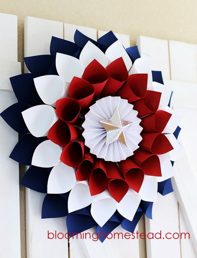 Love this beautiful patriotic wreath made from paper cones! Perfect for the 4th of July!