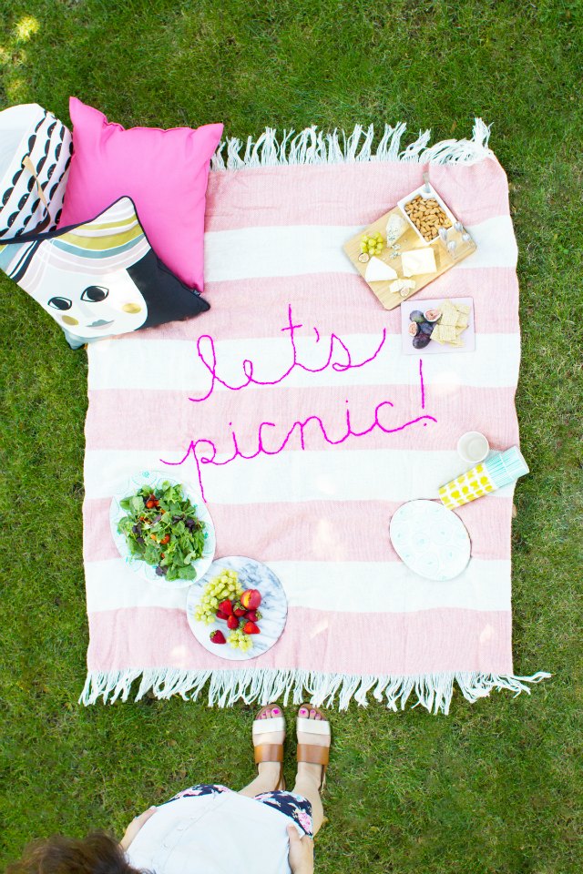 Let's picnic! Love this DIY embroidered picnic blanket.