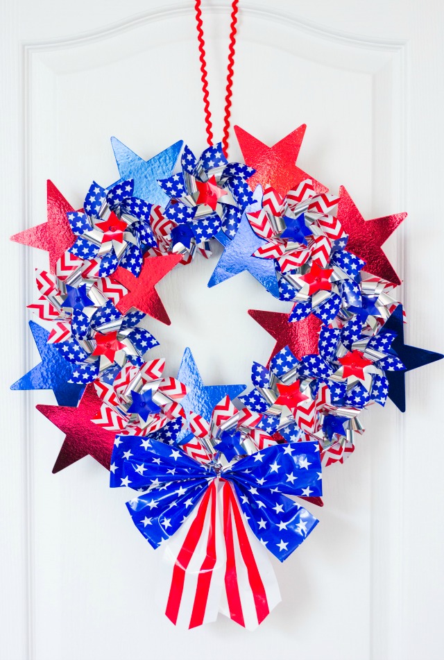 DIY patriotic pinwheel wreath - love all the stars and stripes!