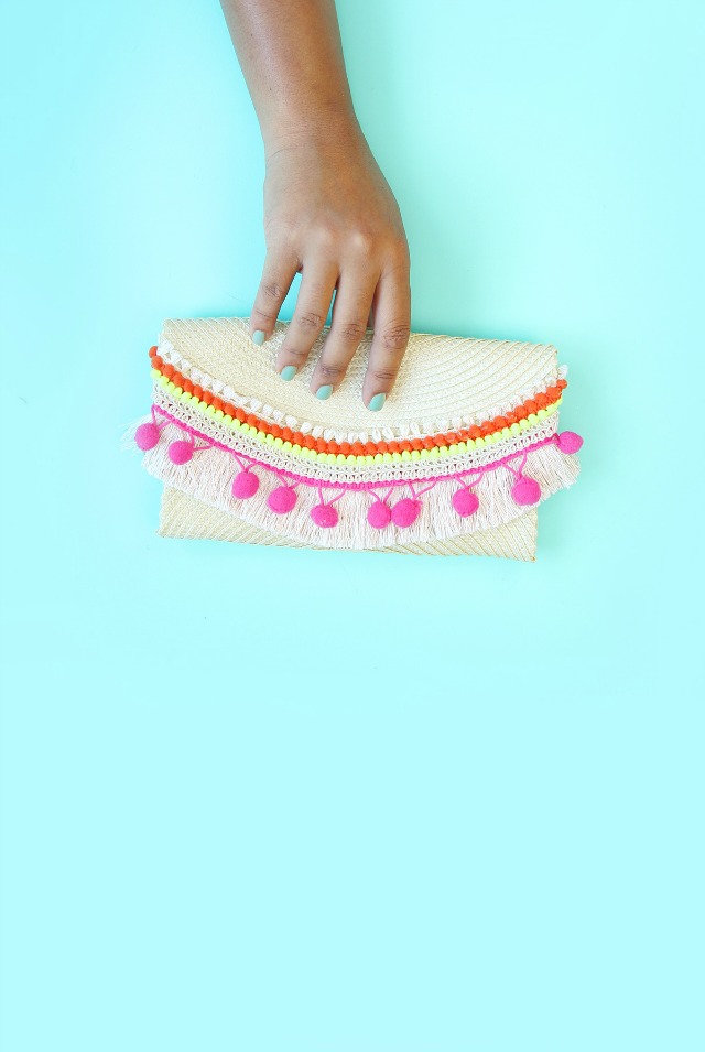 Would you believe this pom-pom clutch is made from a placemat?!