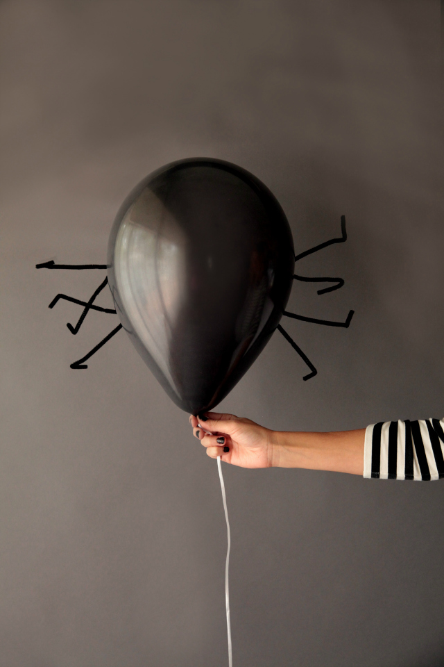 Make these Halloween spider balloons in minutes with pipe cleaners!