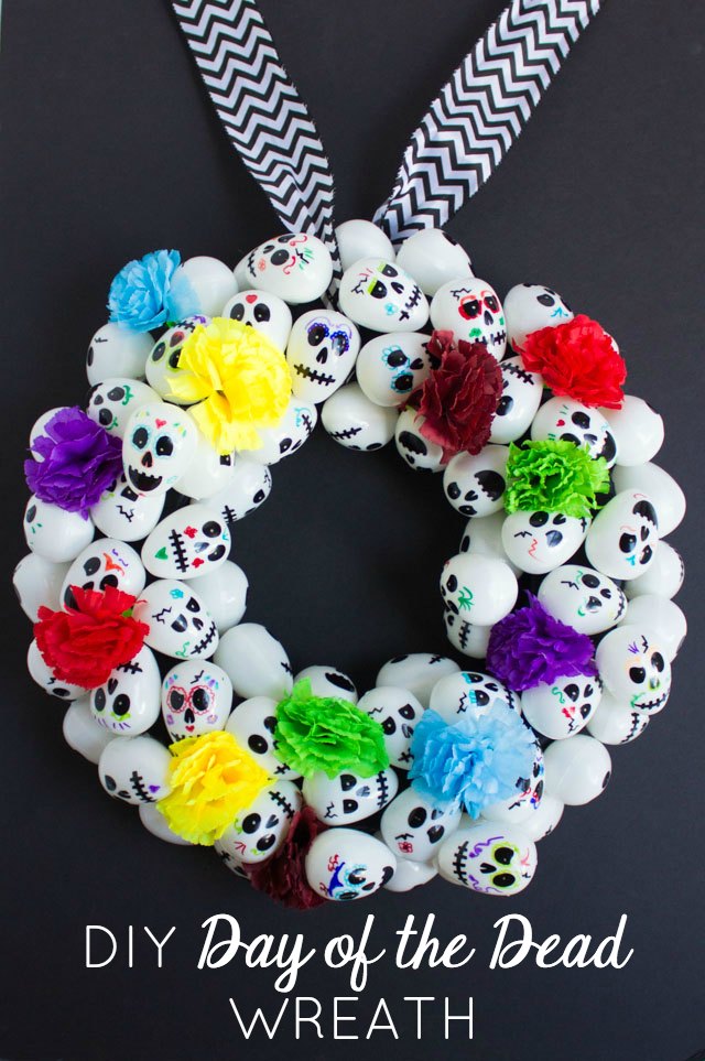 Make a Day of the Dead (Dia de los Muertos) wreath with plastic skull eggs! Make a Day of the Dead (Dia de los Muertos) wreath with plastic skull eggs!