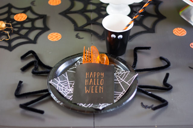 How to make spider plates and googly eye cups for Halloween!