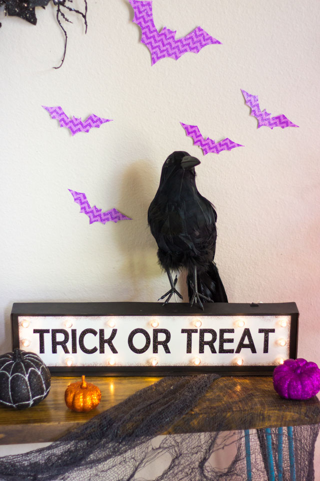 Love this Trick or Treat marquee sign for Halloween. Perfect for putting by your front door to greet Trick or Treaters!