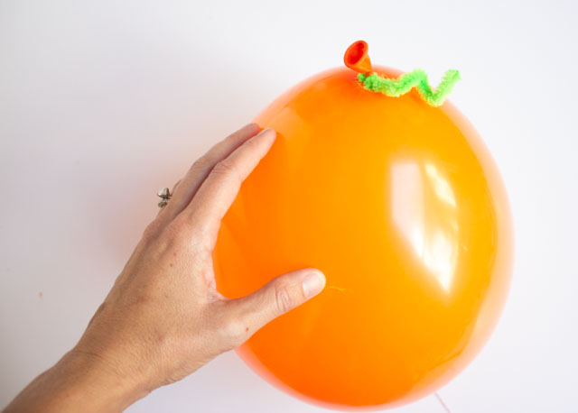 Make these DIY pumpkin balloons for simple Halloween or fall party decor!