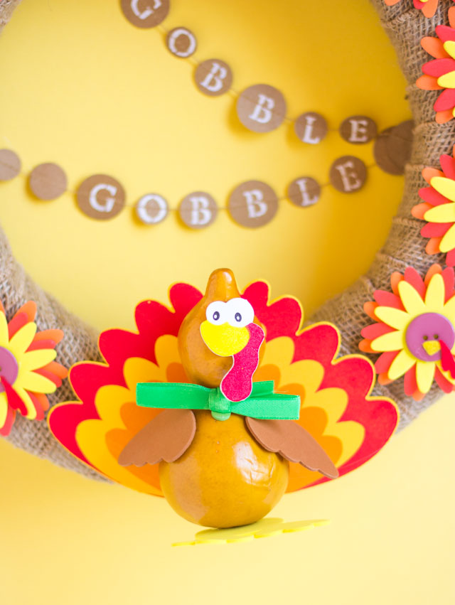 Such a fun Thanksgiving wreath idea - a turkey wreath!