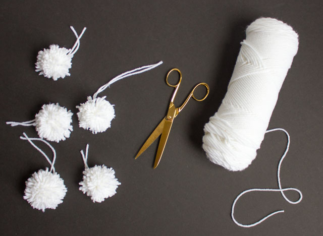 How to make a pom-pom snowball Christmas wreath