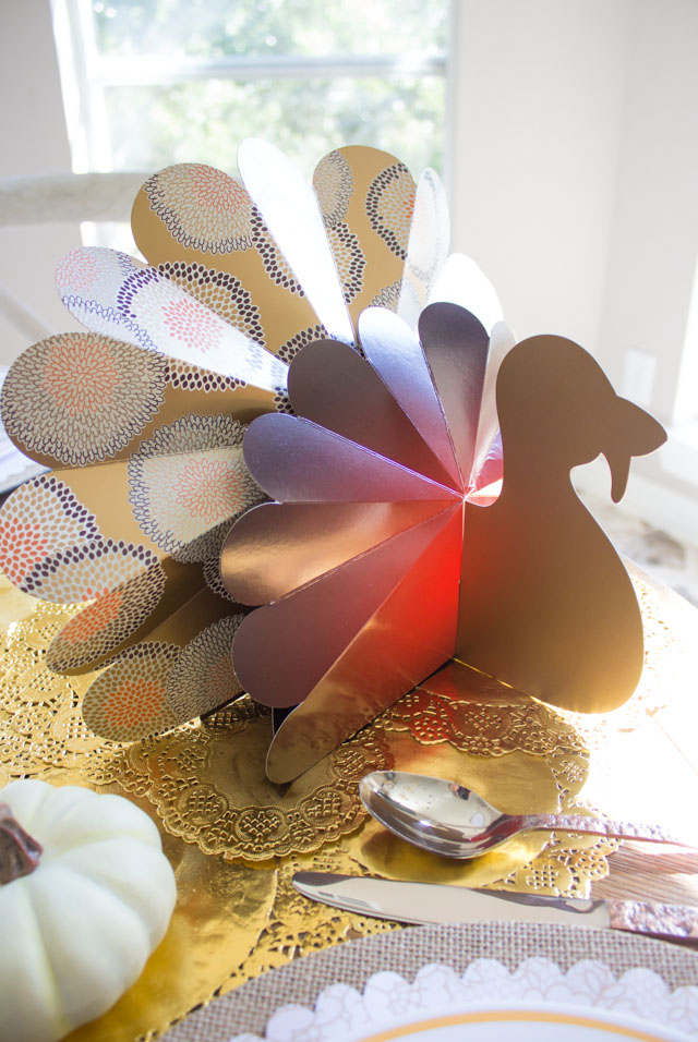 How cute are these paper turkey decorations for your Thanksgiving table?