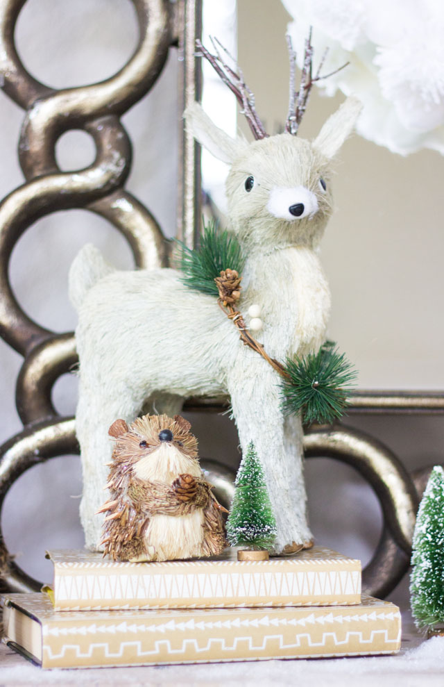 Such sweet little woodland animals in this Christmas mantel!