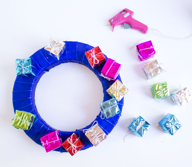 How to make a wreath with Christmas present ornaments