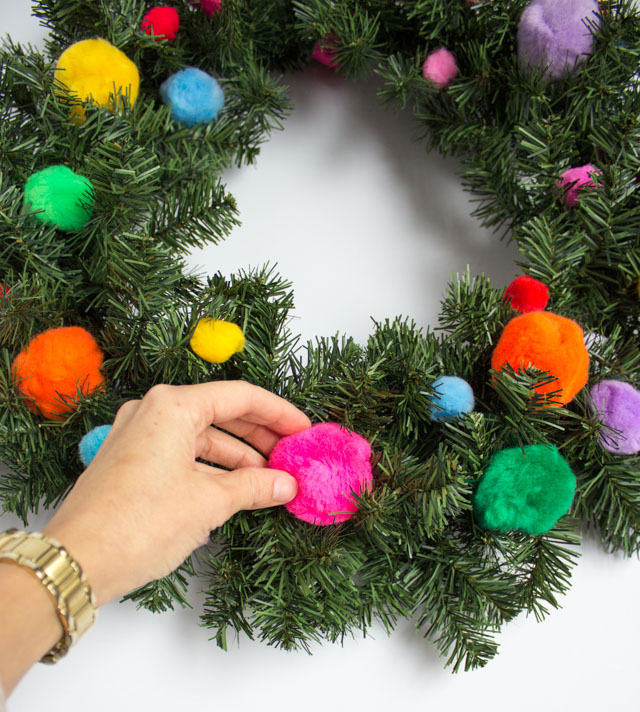 The easiest Christmas wreath ever! You only need 5 minutes to make this sweet pom-pom wreath!