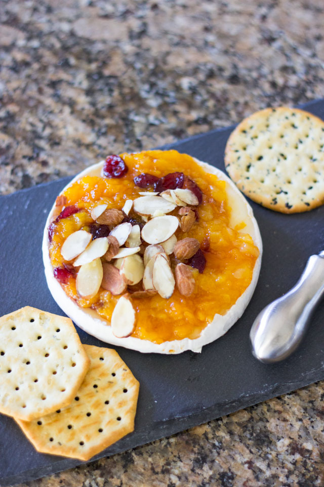 Brie with apricot preserves, cranberries and almonds - easy and delicious!