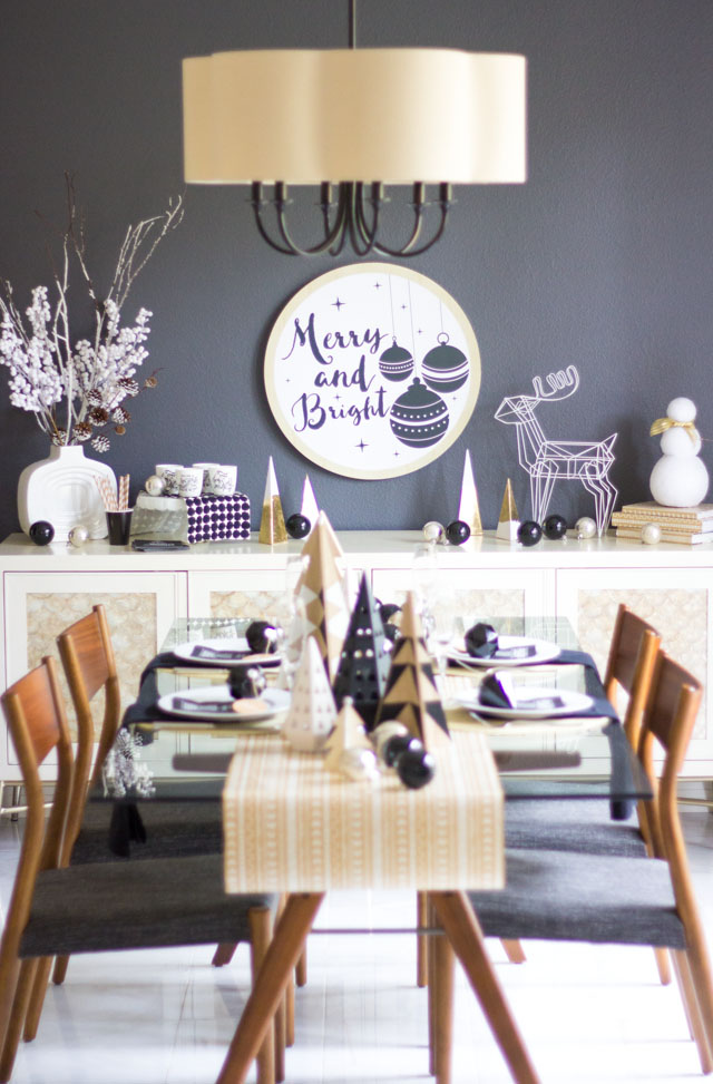 Love this modern black and white Christmas table decor idea!