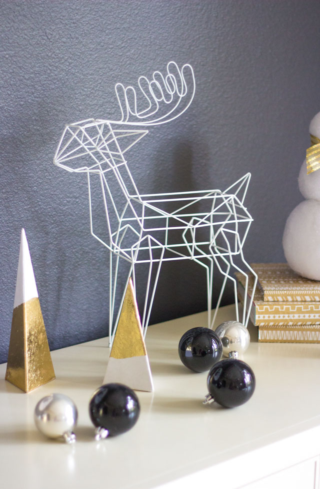 Love this modern wire reindeer Christmas decor!