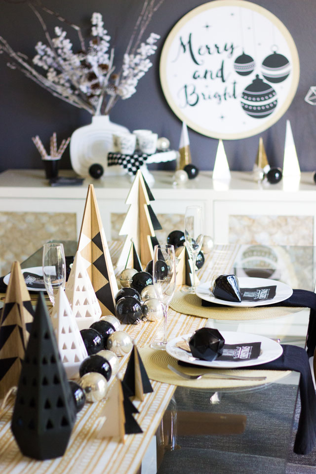  Try a neutral black & white palette for your Christmas decor this season!