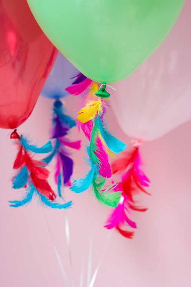 These feather decorated balloons are so gorgeous - and so easy to make!