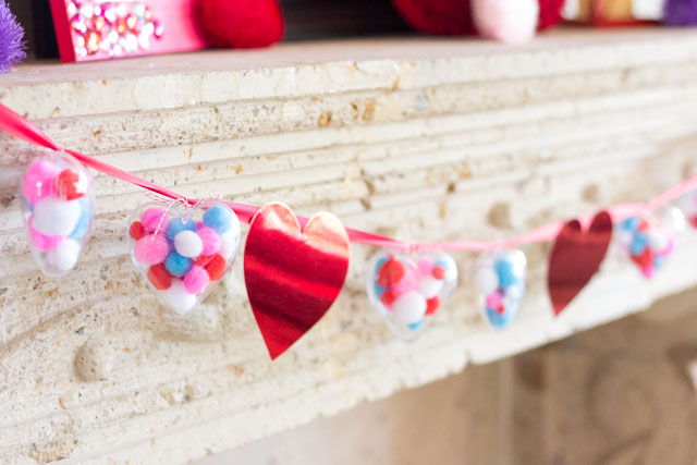 The cutest pom-pom heart garland for Valentine's Day!