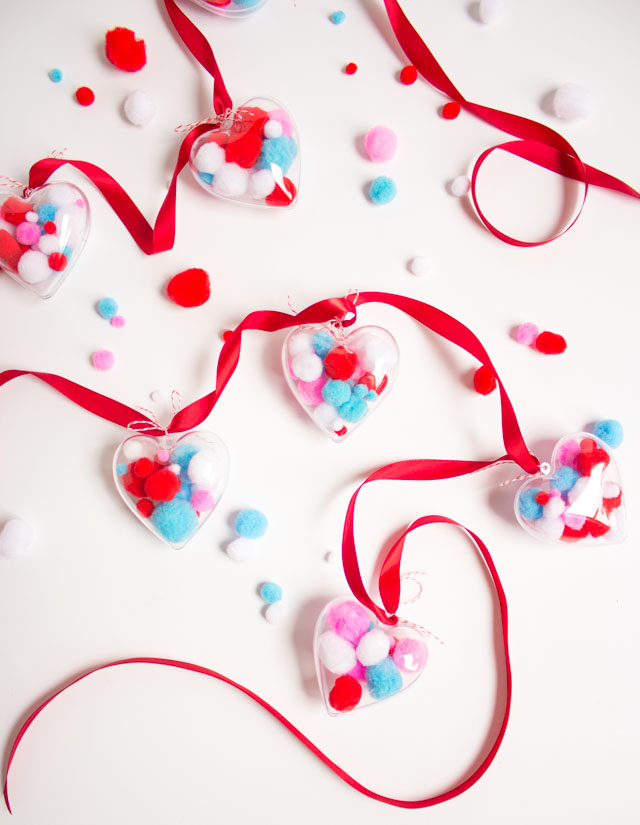 The cutest pom-pom heart garland for Valentine's Day!