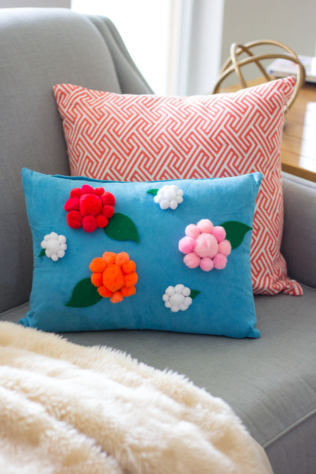 Love this no-sew pillow idea - decorated with pom-pom flowers!
