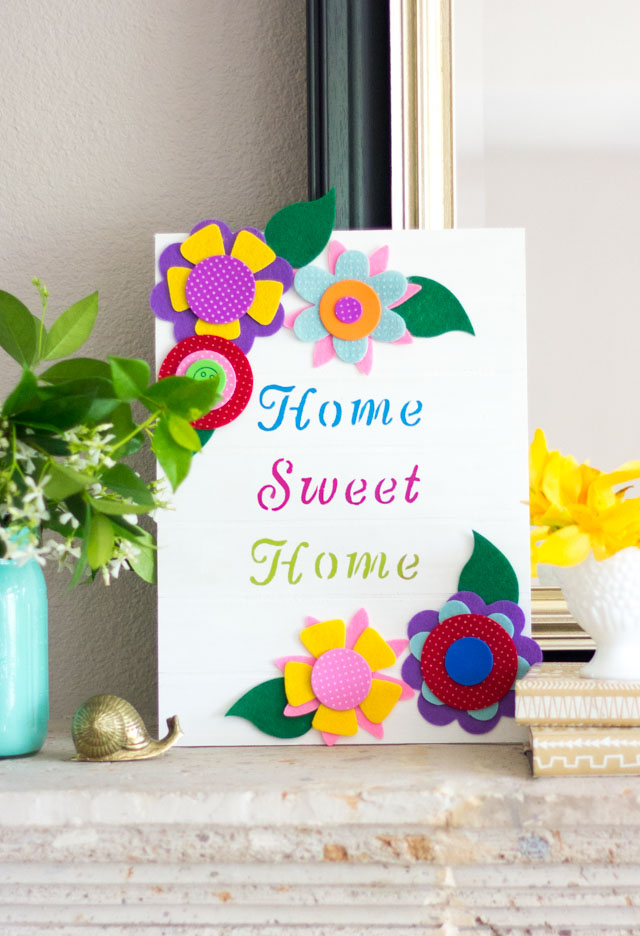Make this pretty floral wood Home Sweet Home sign for easy DIY decor! Make this pretty floral wood Home Sweet Home sign for easy DIY decor!
