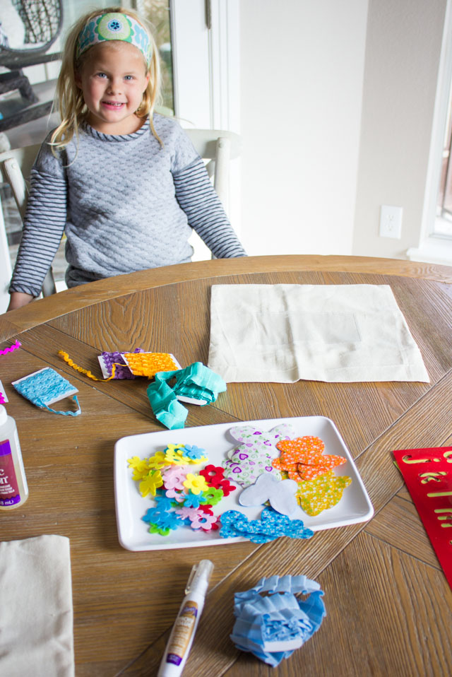 A fun no-sew kids craft - make DIY photo pillows for their bedroom!