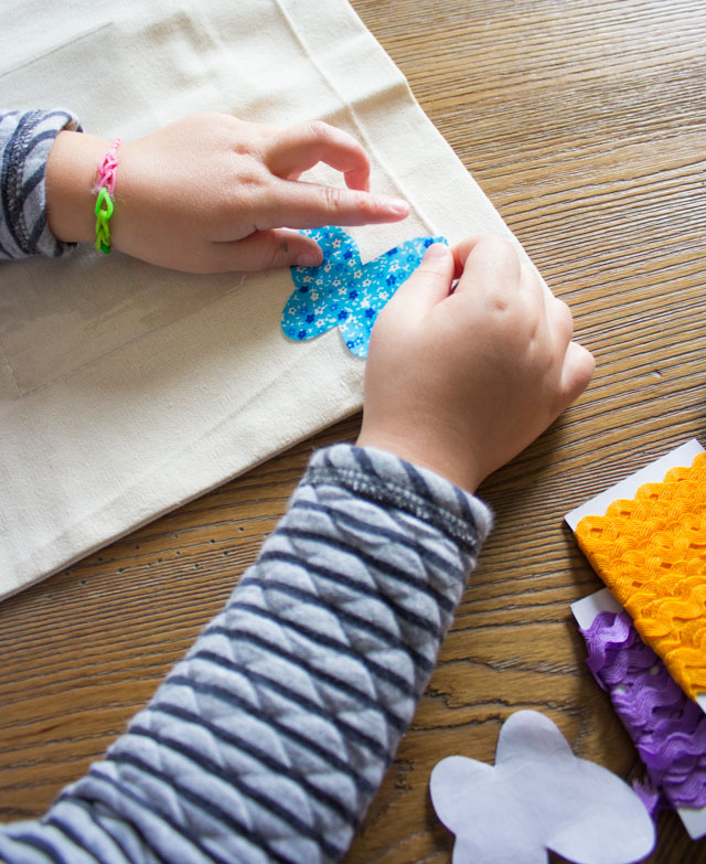 A fun no-sew kids craft - make DIY photo pillows for their bedroom!