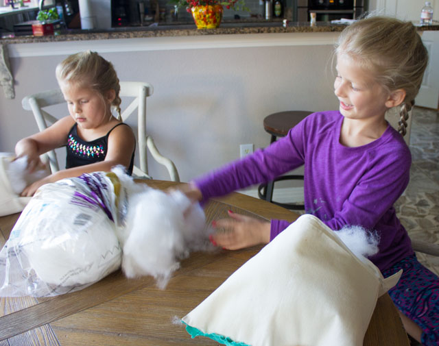 A fun no-sew kids craft - make DIY photo pillows for their bedroom!