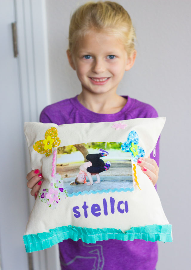 A fun no-sew kids craft - make DIY photo pillows for their bedroom!