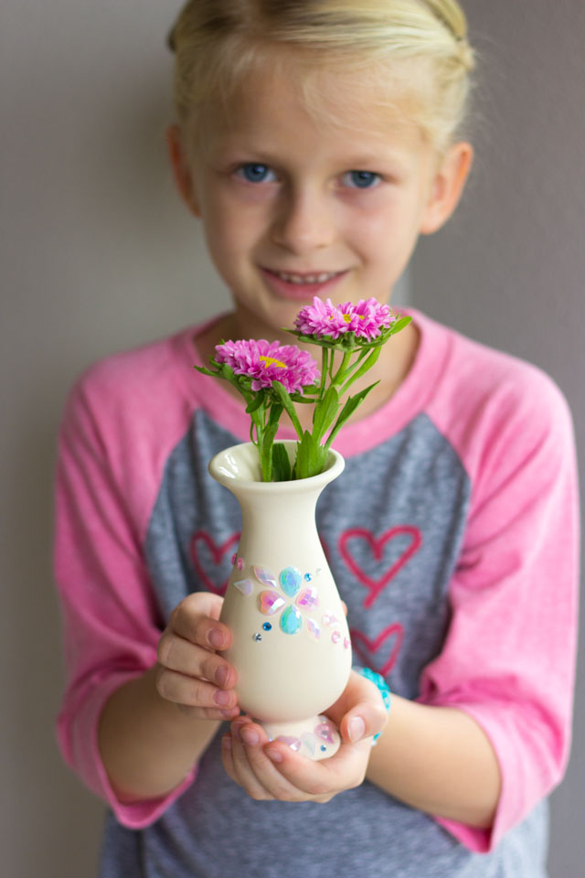 Decorate vases with peel-and-stick rhinestone jewels for a simple kids craft! Decorate vases with peel-and-stick rhinestone jewels for a simple kids craft!