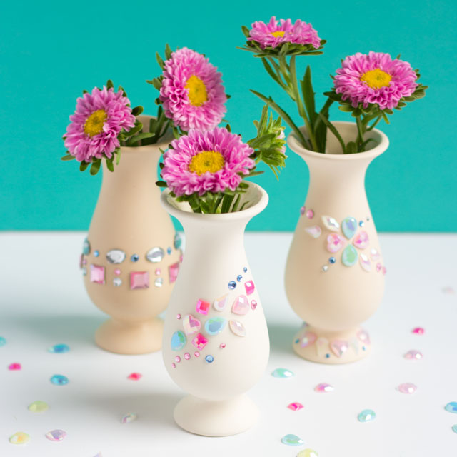 Decorate vases with peel-and-stick rhinestone jewels for a simple kids craft! Decorate vases with peel-and-stick rhinestone jewels for a simple kids craft!