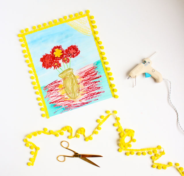 How to make pom-pom trim picture frames