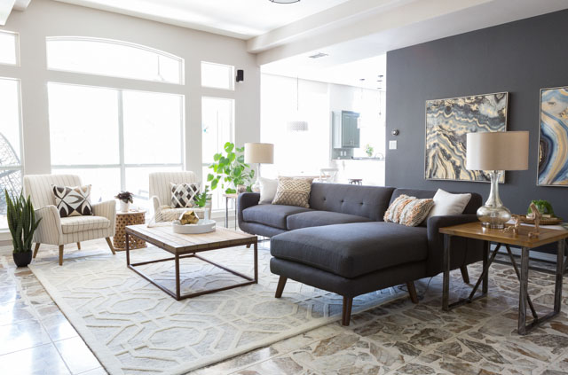 Love the mid-century sectional in this modern living room!