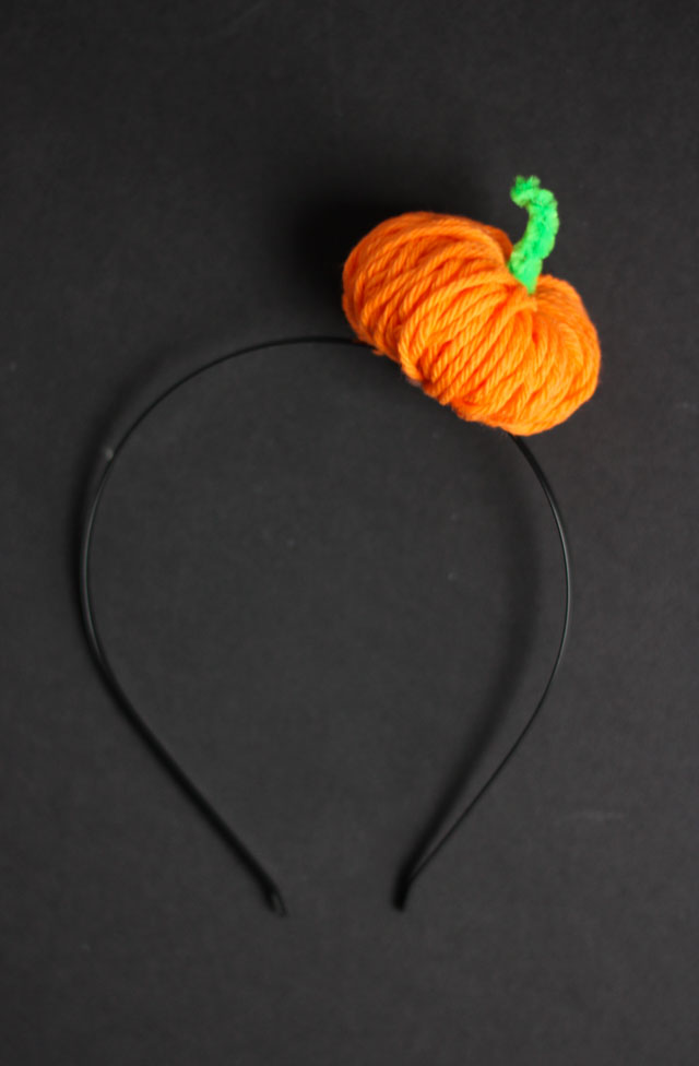 Make this cute Halloween pumpkin headband in 5 minutes with yarn! Make this cute Halloween pumpkin headband in 5 minutes with yarn!