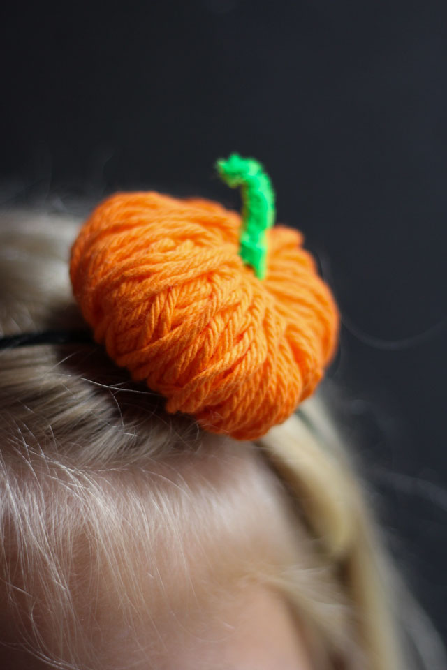 Make this cute Halloween pumpkin headband in 5 minutes with yarn!