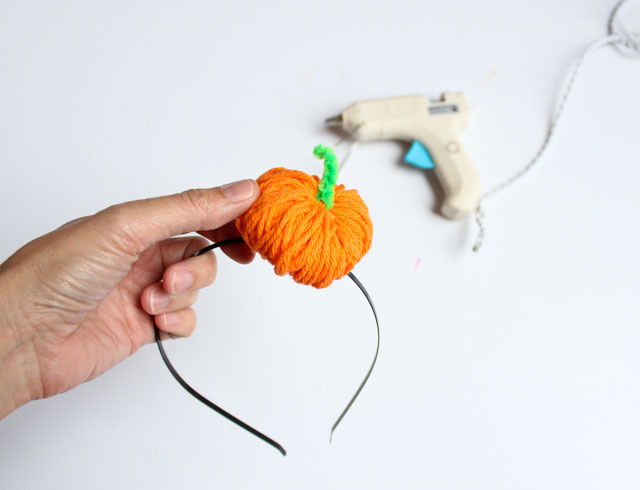 Make this cute Halloween pumpkin headband in 5 minutes with yarn!