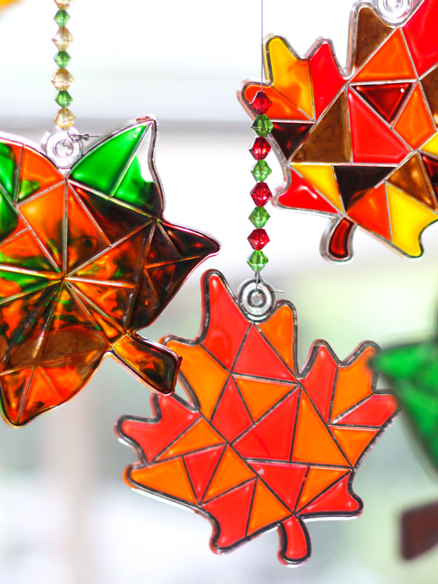 How to make a fall leaf suncatcher #suncatchercrafts #leafsuncatcher