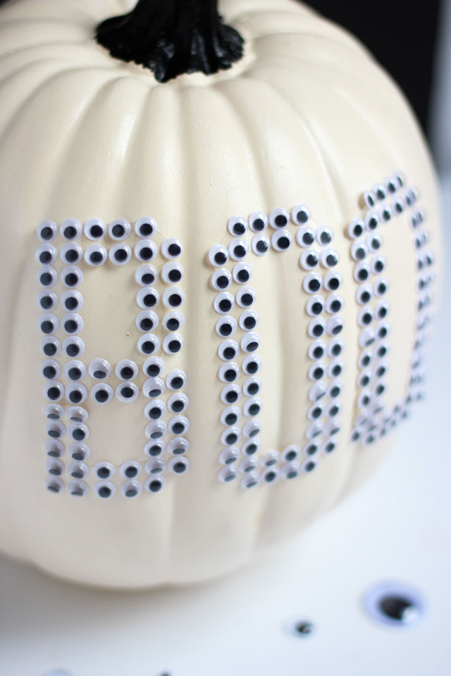 Make these fun wiggle eye pumpkins in minutes with EEK and BOO stickers!